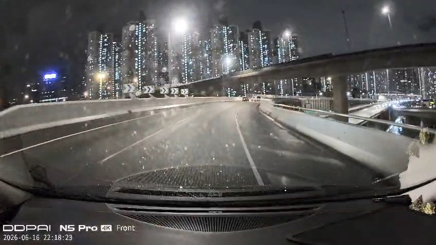 輕型貨車撞向的士。網上片段截圖 輕型貨車撞向的士。網上片段截圖