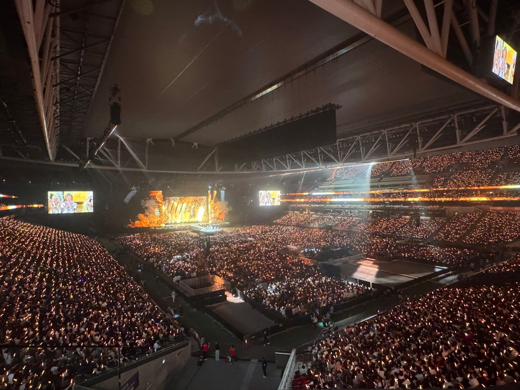 場館內氣氛熱烈,觀眾揮動燈海合唱,歡呼聲不絕。 場館內氣氛熱烈,觀眾揮動燈海合唱,歡呼聲不絕。