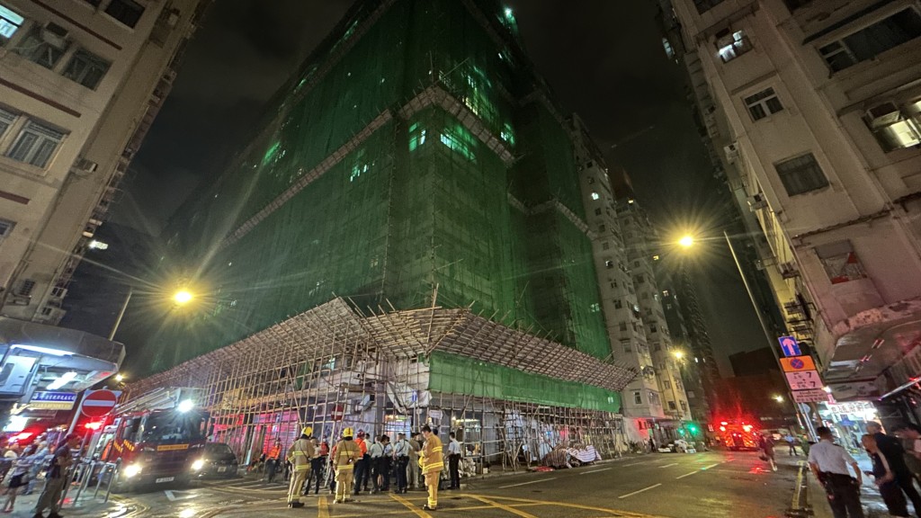 涉事的大廈外圍已經搭建了棚網,消防人員在火警的初期已經迅速架起鋼梯,在大廈的外圍利用水塔防止火勢蔓延。蔡楚輝攝 涉事的大廈外圍已經搭建了棚網,消防人員在火警的初期已經迅速架起鋼梯,在大廈的外圍利用水塔防止火勢蔓延。蔡楚輝攝
