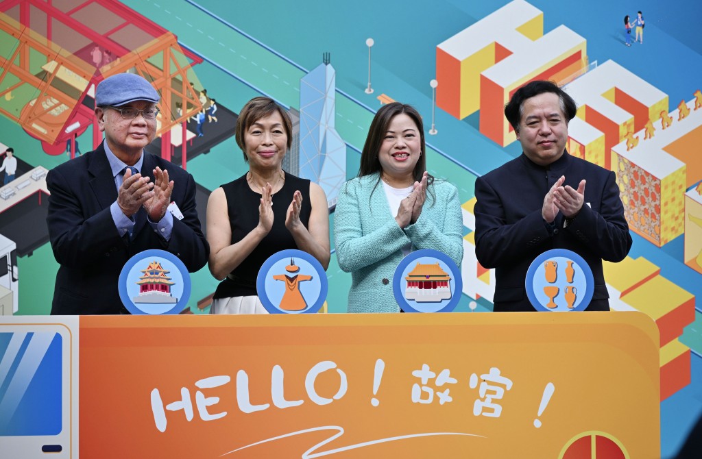 左起：李焯芬、龔楊恩慈、羅淑佩、王躍工。