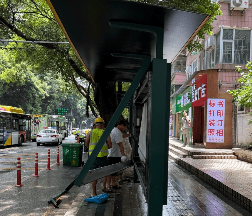 廣州有汽車撞上巴士站台，工作人員在事故現場進行清理。南方+