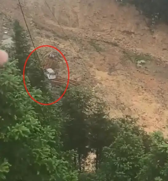 貴州發生高架橋垮塌事故,數十米下橋底發現有車輛。抖音 貴州發生高架橋垮塌事故,數十米下橋底發現有車輛。抖音