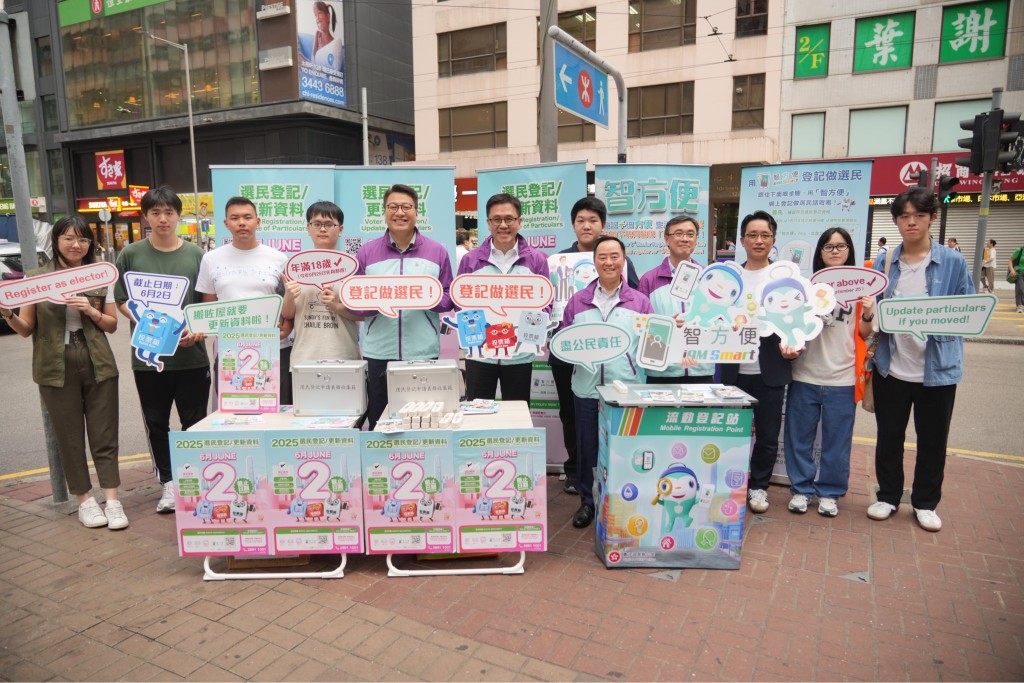 政府官員近期頻頻落區宣傳選民登記。(政制局fb圖片) 政府官員近期頻頻落區宣傳選民登記。(政制局fb圖片)
