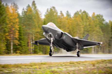 F-35A戰鬥機降落在芬蘭一條高速公路上。路透社