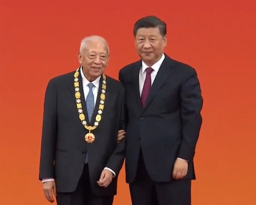 前行政長官董建華獲授予｢一國兩制傑出貢獻者｣國家榮譽稱號。央視直播截圖