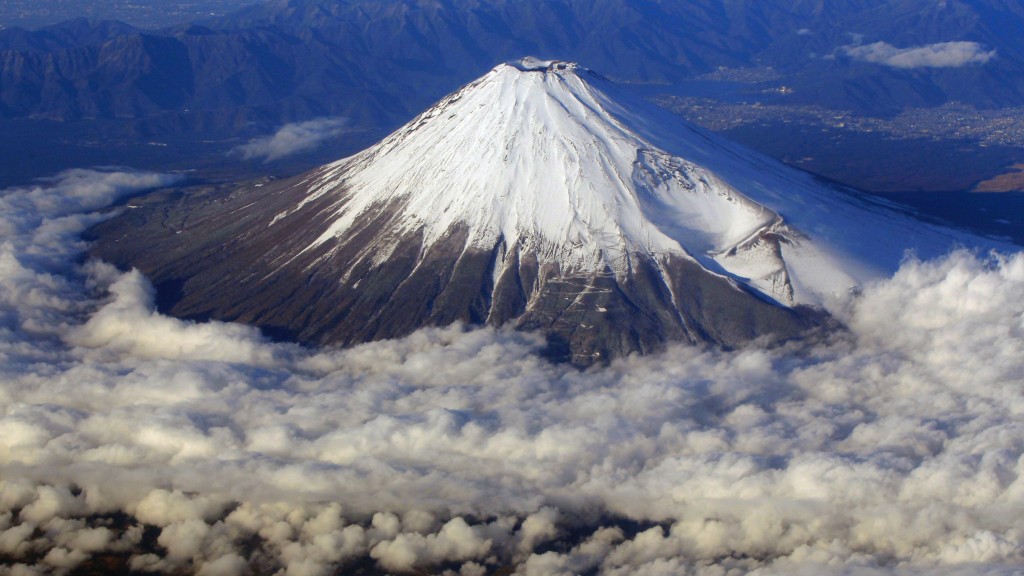 一般到了12月，富士山山顶被厚厚的积雪盖着。 美联社