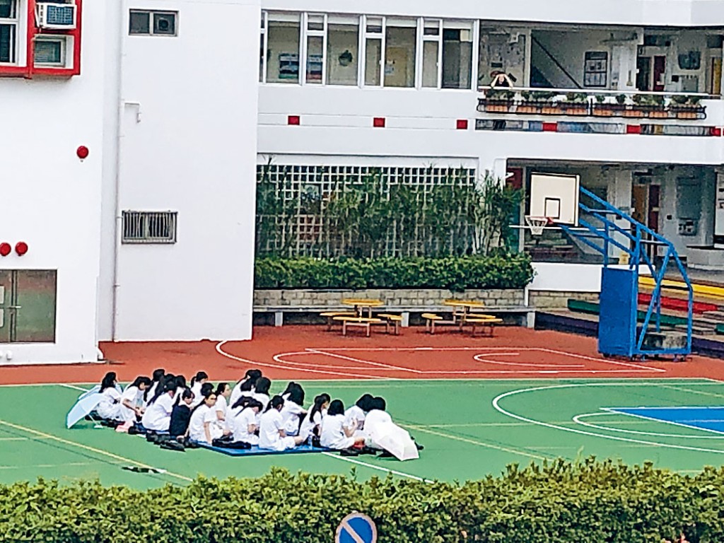 約二十名德愛中學學生響應網上聯署，在中三TSA評估期間於操場靜坐。