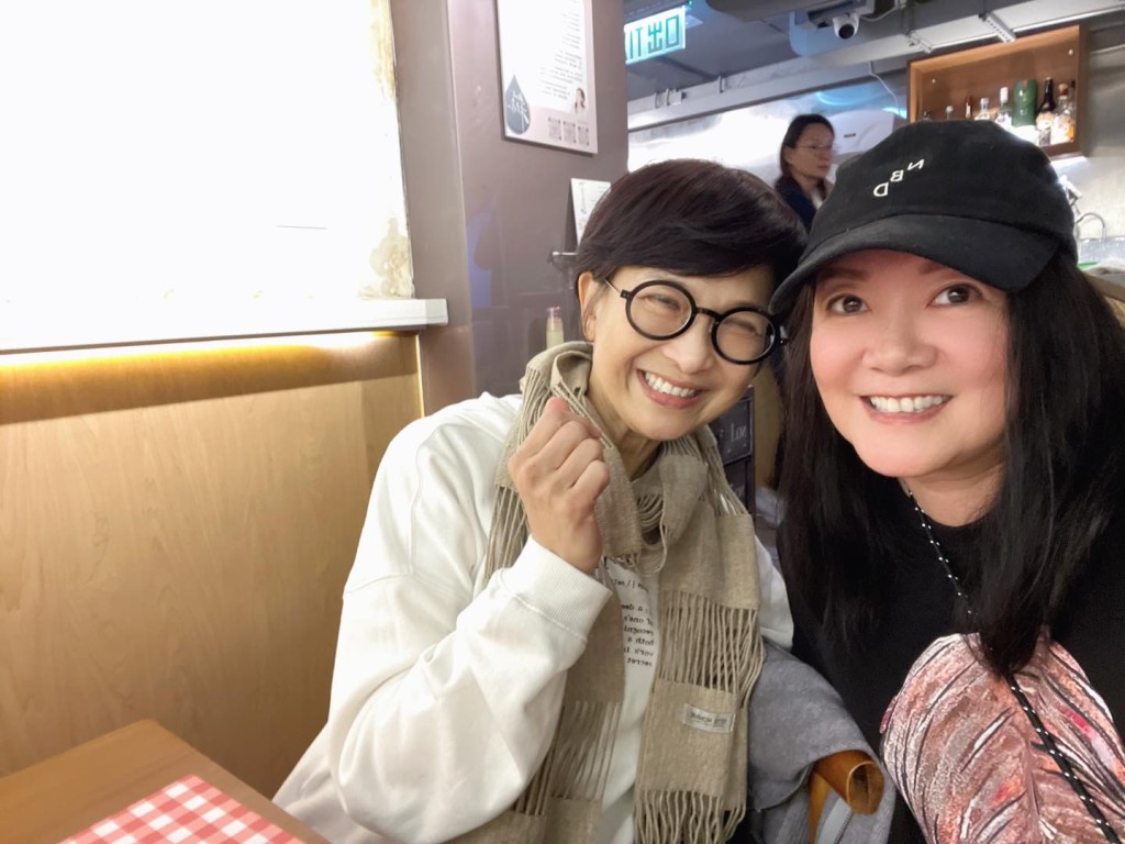 郑子诚太太刘倩怡日前在FB贴上与卢敏仪的相片。