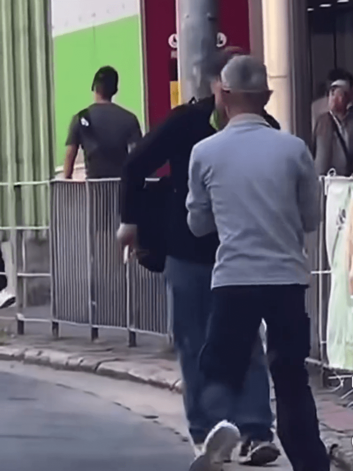 灰衫男不斷後退並舉手擋開，大叫「報警啊」。