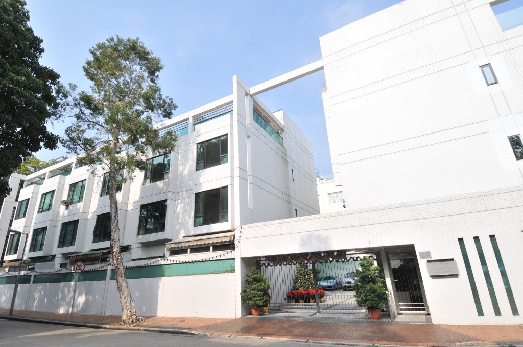 康豪苑一幢双号屋，面积1802方呎的3房户，以4500万连4个车位成交，呎价约24972元。