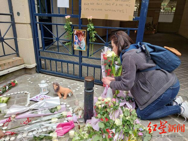 当地民众在小克洛伊遇害公寓附近放上鲜花、蜡烛和毛公仔表达哀悼。
