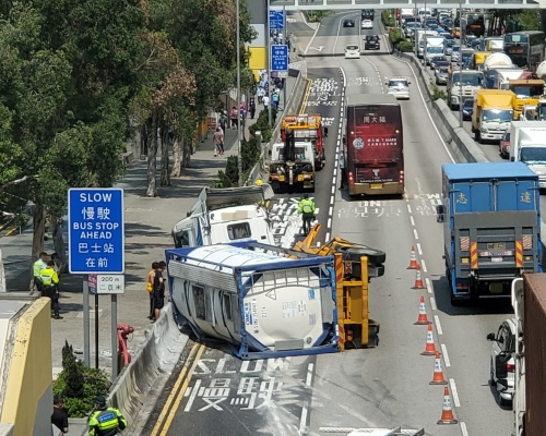 拖架橫臥路上佔據兩條行車線。