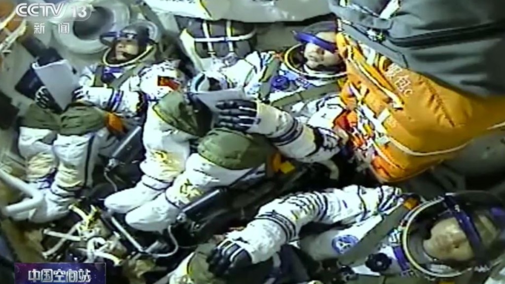 神舟十八号三名太空人准备升空。(央视截图)