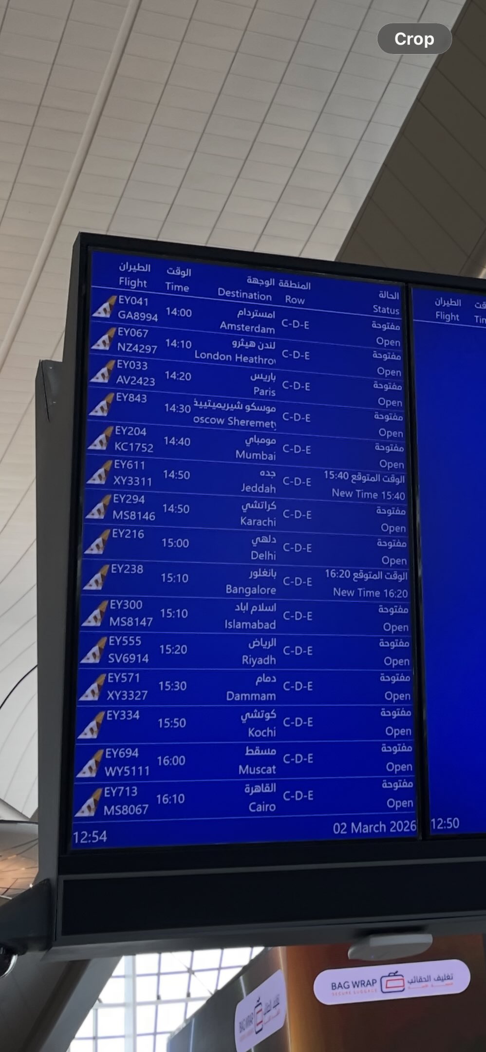 从帖文的相片可见，部分阿提哈德航空Etihad Airways航班已如常运作，包括前往阿姆斯特丹、巴黎、伦敦等航线。