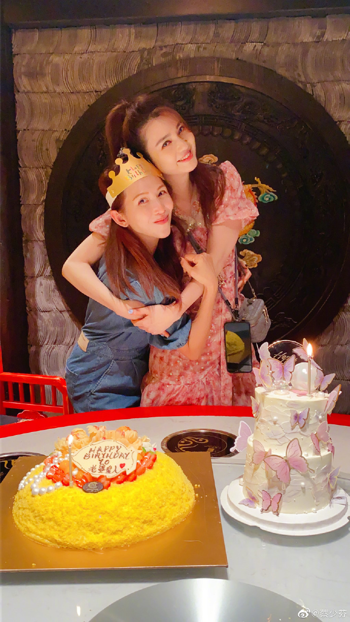 洪欣唔只一個人來。