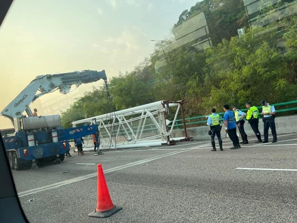 巨型金屬架從拖架跌落路中。fb：小心駕駛 ❤ 香港事無大小公路情報❤