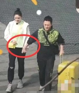 林峯全程拖實張馨月，相當恩愛。