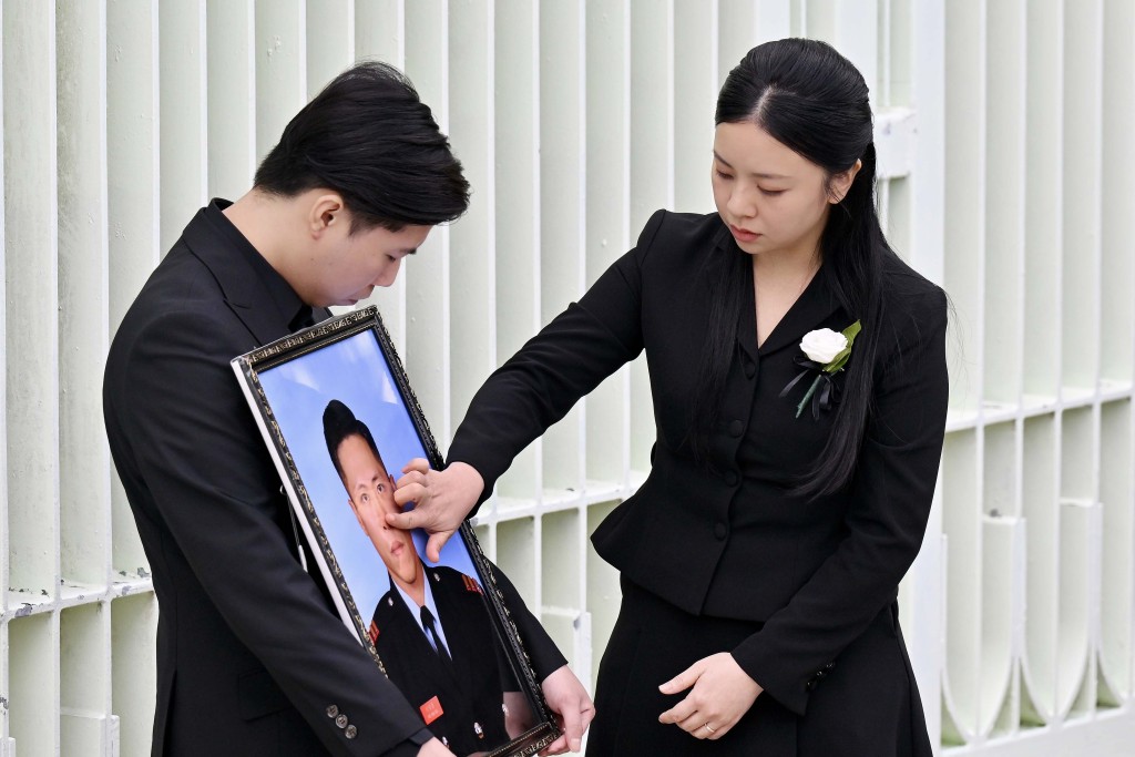 未婚妻Kiki在喪禮中告別摯愛，哭成淚人，場面心酸。資料圖片