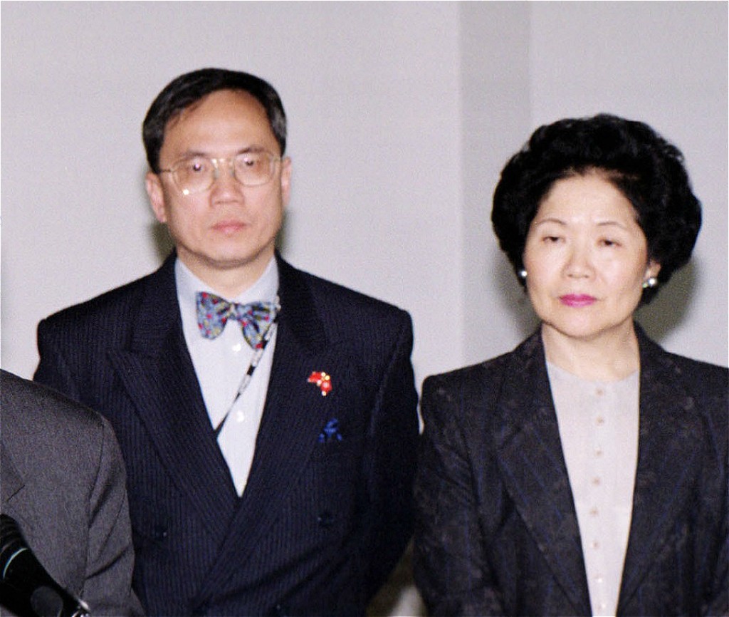陳方安生(右)出任政務司期間曾與曾蔭權共事。資料圖片
