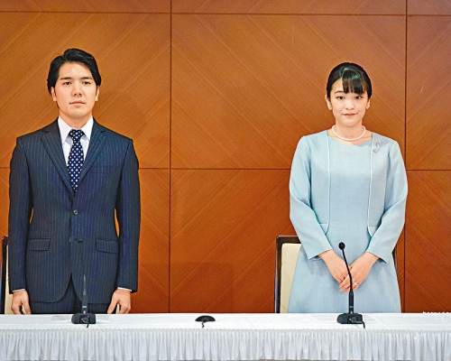 真子與小室圭婚後共同見記者。