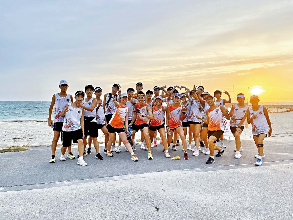 学生在「冲绳100」旅程中每天跑15公里或以上的路程,顺道参观当地名胜。