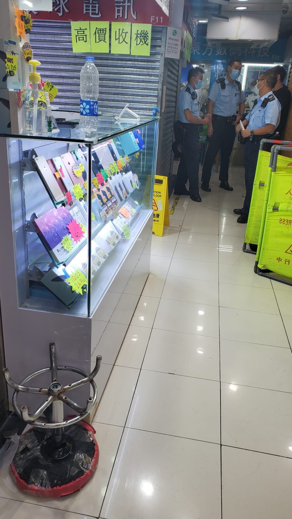 先达广场一间手机店被人捣乱,男职员受伤送院。