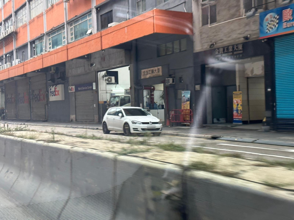 警方在事發現場約200米外對面馬路找回涉事私家車。(facebook香港車cam L群組)