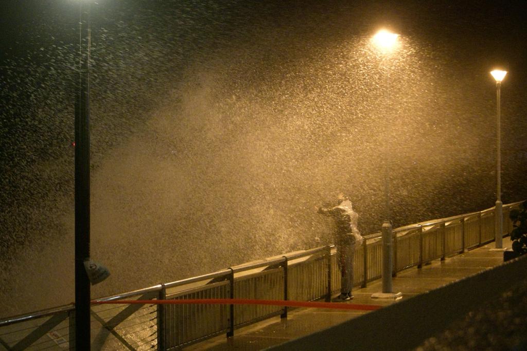 入夜後杏花邨對開海面的浪拍打上岸。