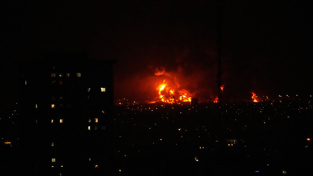 以色列打擊伊朗油庫，德黑蘭冒橘紅色火光。 美聯社