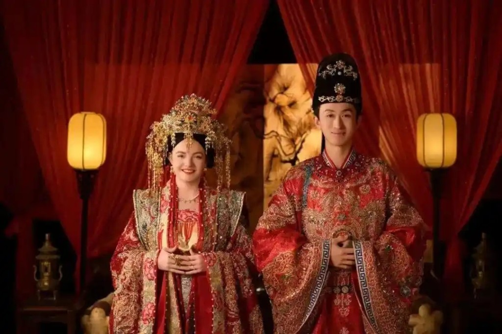 两人的结婚照。