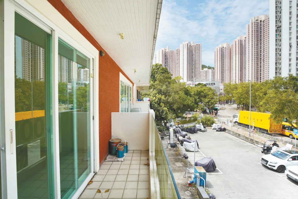 從露台外望，可見附近樓景。