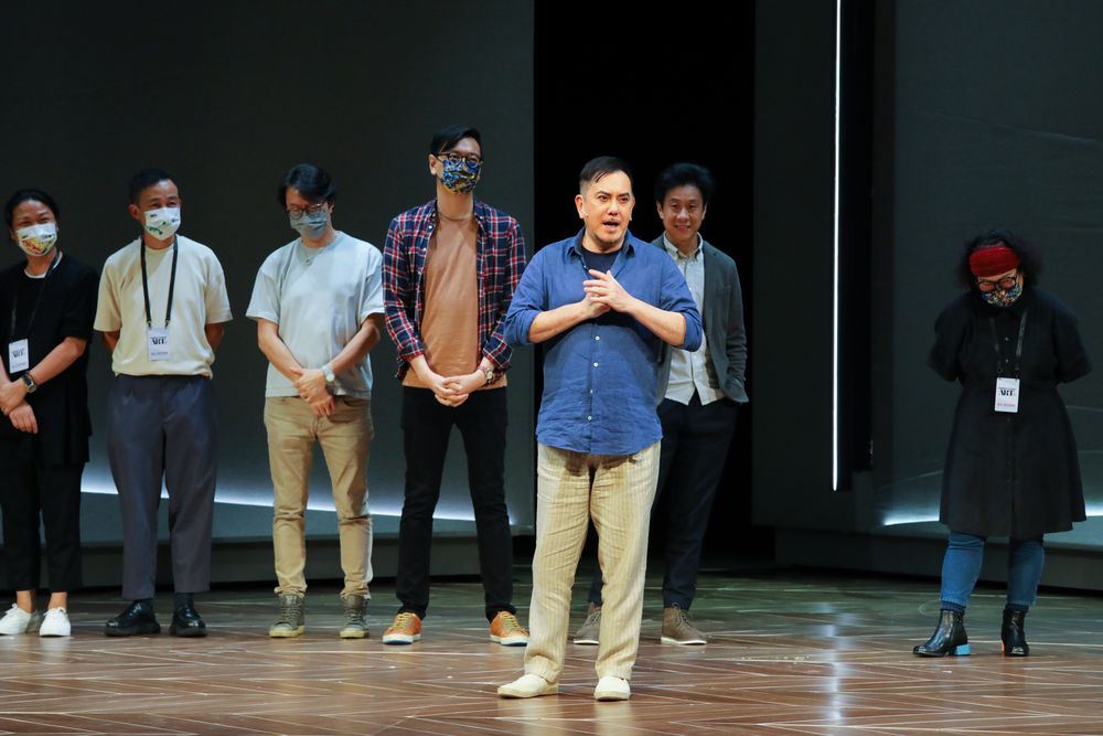 秋生演出後率領團隊幕。