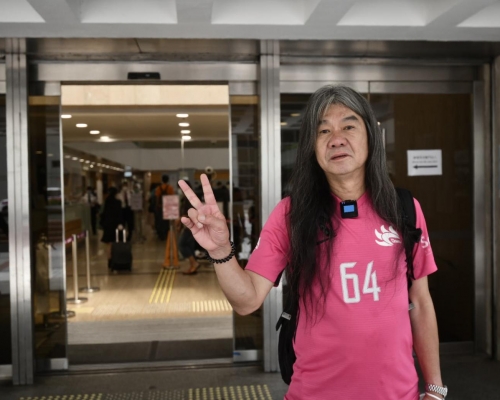 長毛今早親身到高等法院的法律援助署申請法律援助。