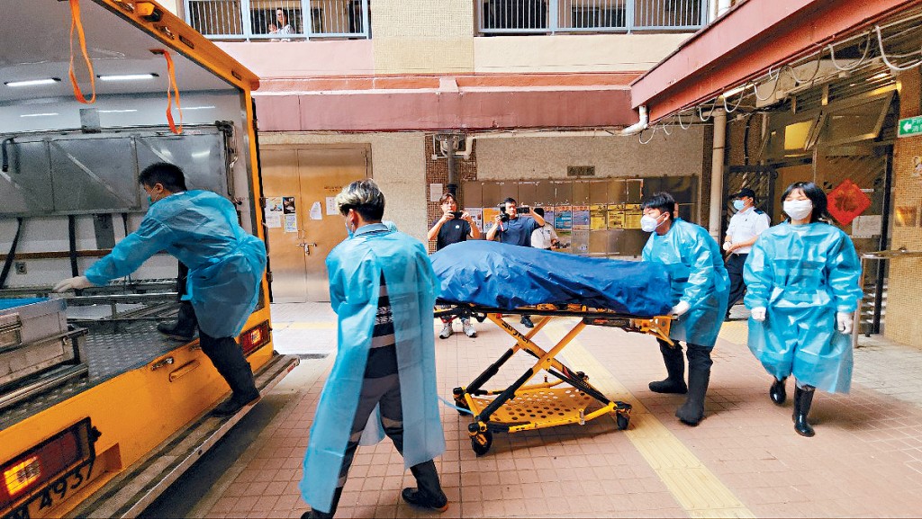 女子倒斃在屋內,仵工到場舁走屍體。圓圖為死者母親。