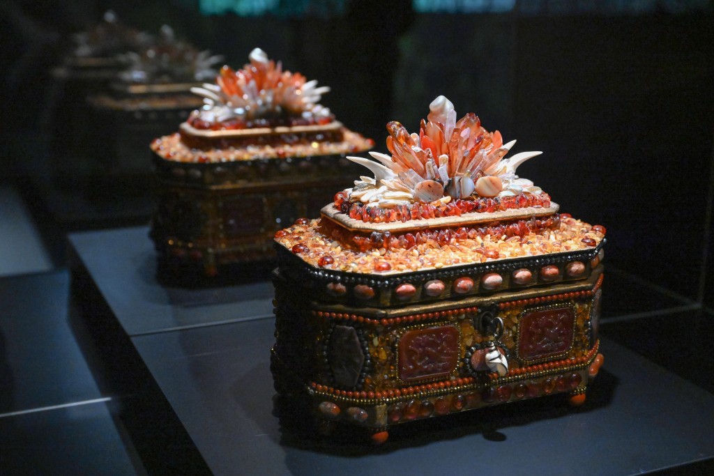名为《幻想棺材》的琥珀珠宝箱，属二十世纪产物。