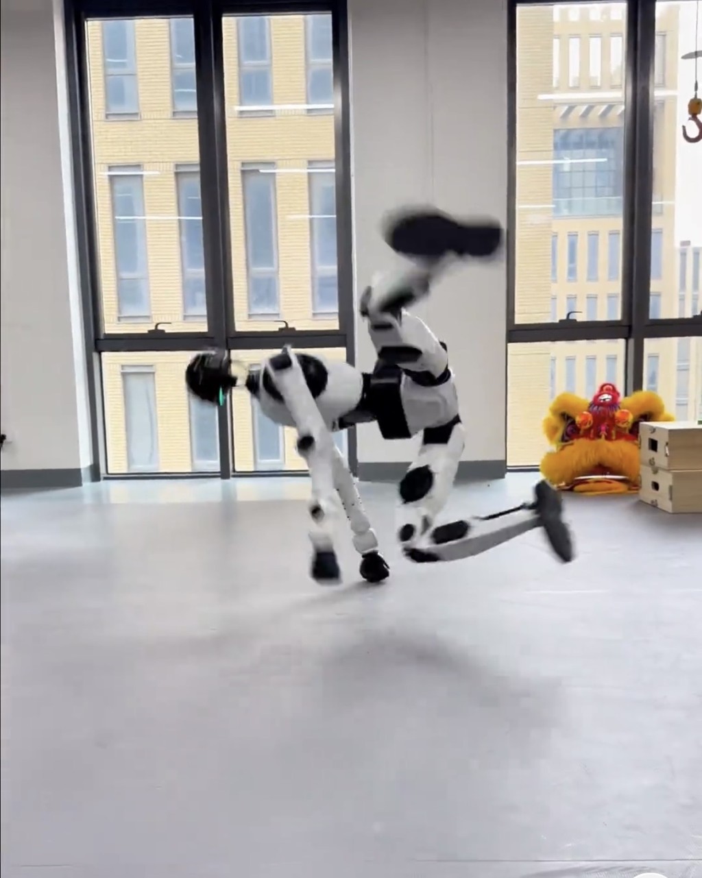 北京人形機械人「具身天工3.0」流暢表演湯馬斯回旋。 北京人形機械人「具身天工3.0」流暢表演湯馬斯回旋。