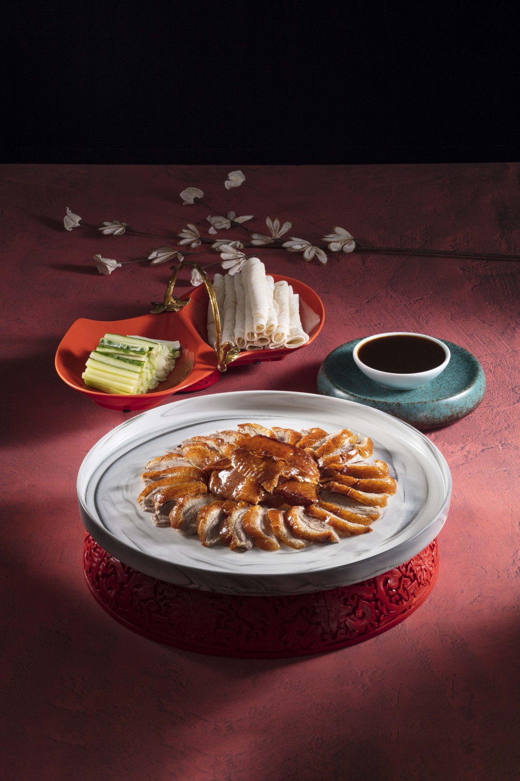 北京樓的「蝦球玉帶‧填鴨餐」/六位用/原價$1,970/六位用、優惠價$1,477;四位用/原價$1,388、優惠價$1,041,包括烤北京填鴨(圖示)及蒜香蝦球玉帶等。(北京樓) 北京樓的「蝦球玉帶‧填鴨餐」/六位用/原價$1,970/六位用、優惠價$1,477;四位用/原價$1,388、優惠價$1,041,包括烤北京填鴨(圖示)及蒜香蝦球玉帶等。(北京樓)