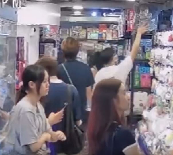 白衫男在貨架最上層取走貨品。Threads@mastery_toys影片截圖