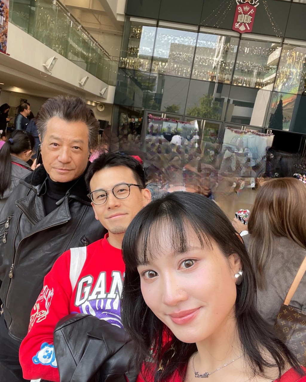 林佑蔚上月與老公及老爺一同返回母校拔萃女書院，支持學校舉行的市集活動。