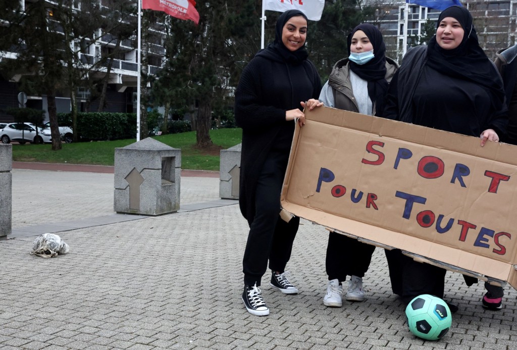2022年2月法國參議院審理一項競技體育禁戴頭巾法案期間，有女性集會戴頭巾踢足球抗議。 路透社