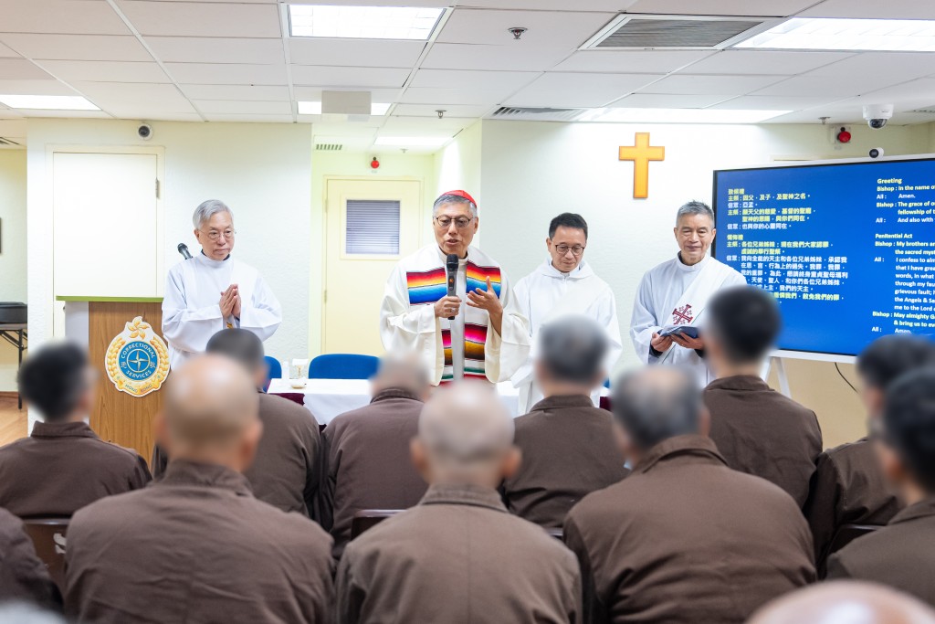 天主教香港教區主教周守仁樞機（左二）今日（12月25日）到赤柱監獄主持聖誕彌撒。