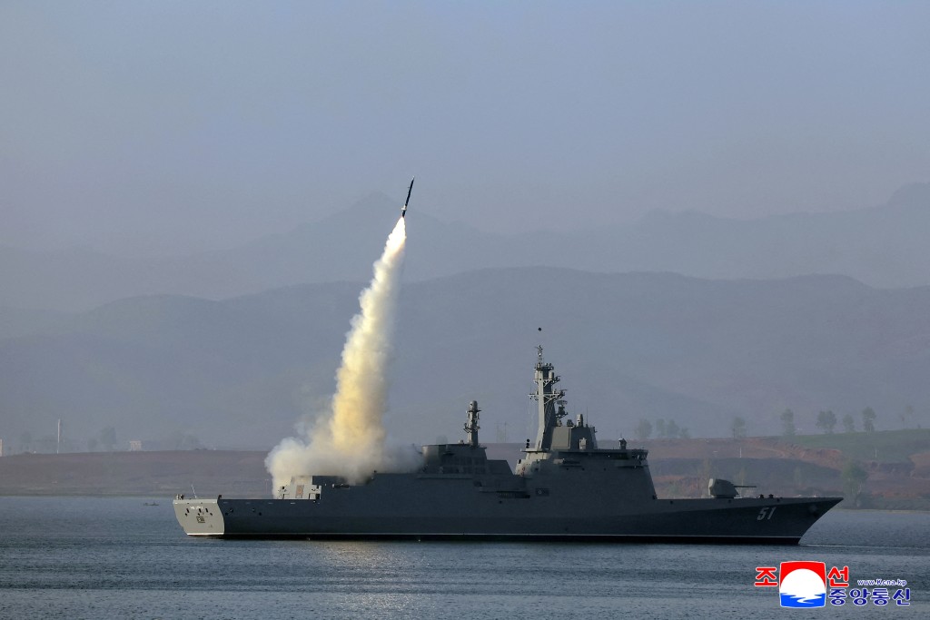 「崔賢」號武器測試。 朝中社