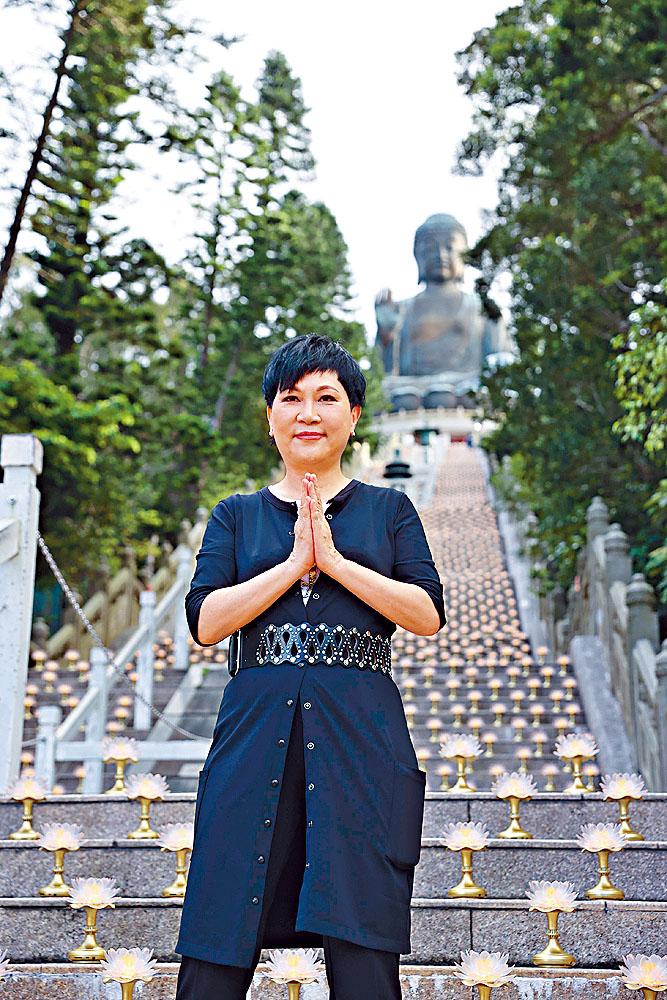 陈洁灵在大屿山天坛大佛座下献唱。