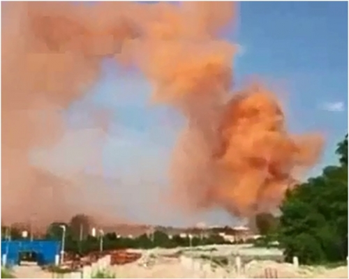 大量橙色的濃煙衝天。網圖