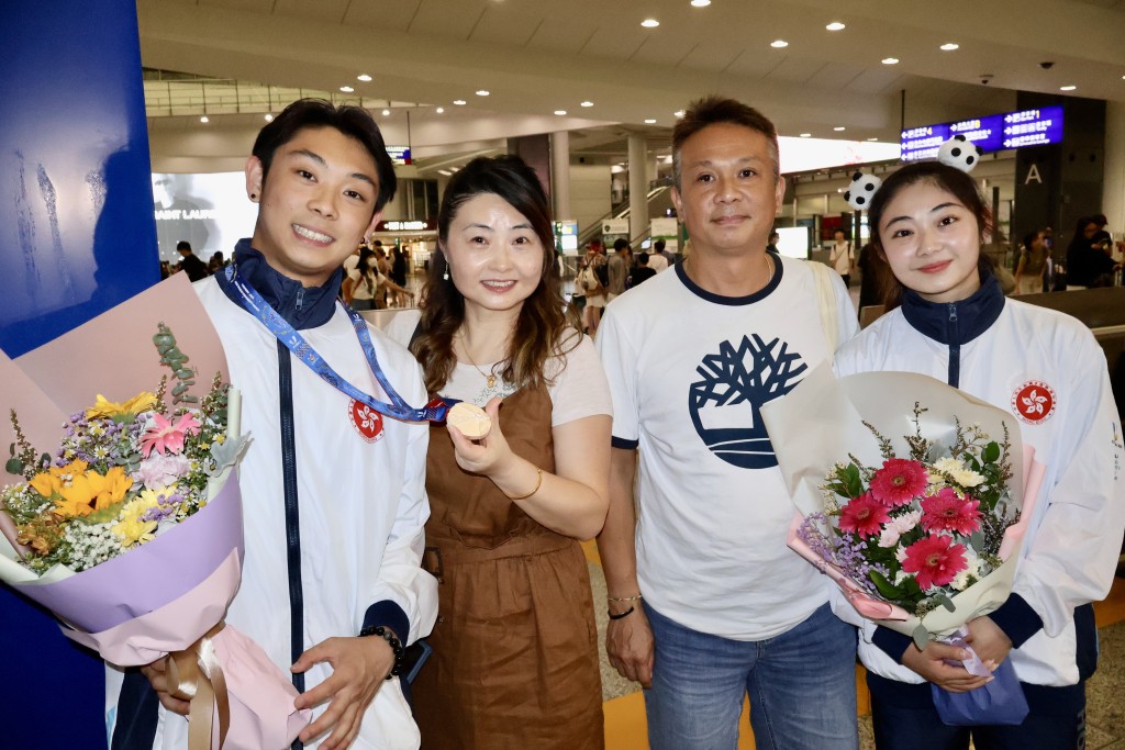 世大运男子南拳银牌的刘子龙跟父母及妹妹刘宝欣合照。 徐嘉华摄