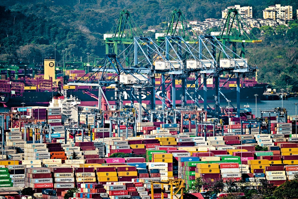 巴拿馬總統頒布行政法令，以緊急社會利益為由，決定臨時「接管」長和在當地兩個港口的資產。