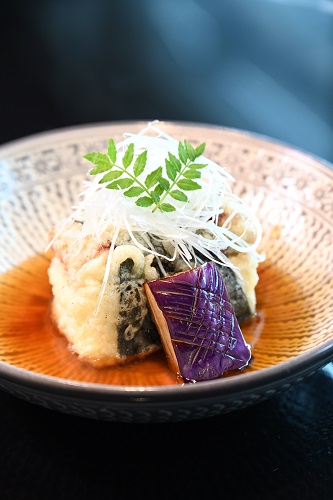 汁煮鰻魚豆腐外脆內嫩的豆腐吸收了汁煮鰻魚的精華，口感豐富、惹味醒胃。