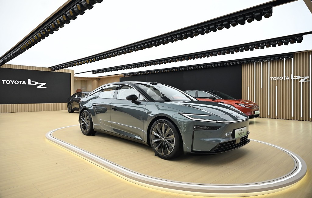 全新第八代凌志Lexus ES上海車展發表:bZ7由日本豐田與廣汽集團攜手研發,內地市場稱為「鉑智7」。