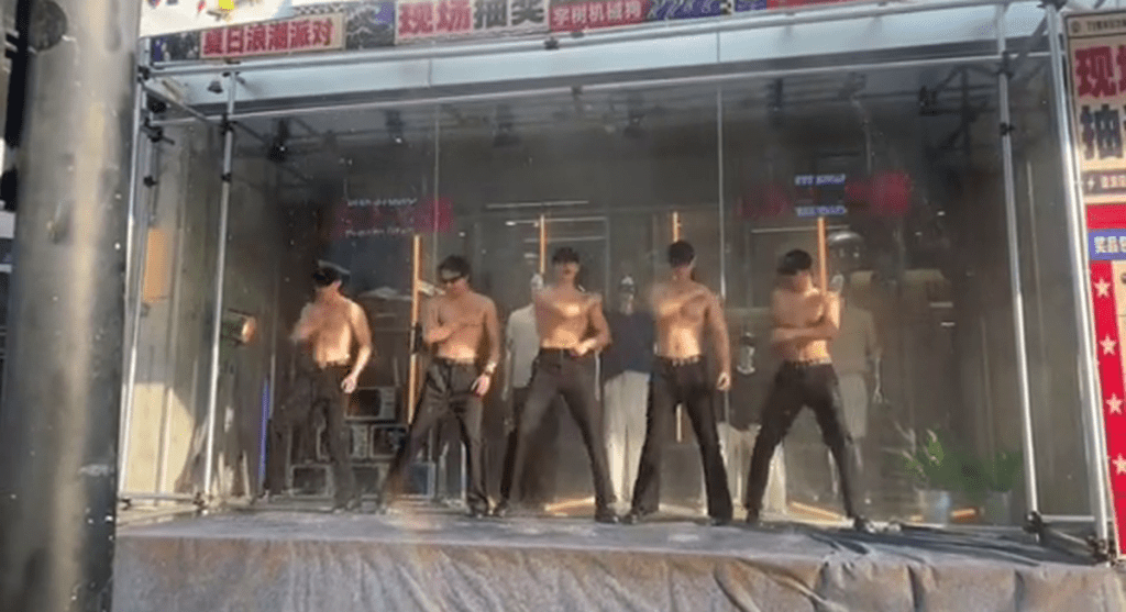 杭州商场“半裸男团”谷客惹议，被质疑“低俗”、“擦边”。