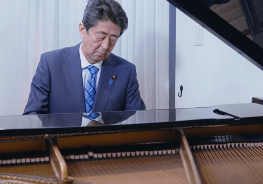 安倍晋三弹钢琴有板有眼。fb